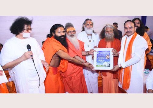 पूज्य आचार्य डॉ लोकेश मुनि जी, पूज्य स्वामी रामदेव महाराज जी, पूज्य गीता मर्मज्ञ स्वामी ज्ञाननंद जी महाराज जी, पूज्य स्वामी चिदानंद सरस्वती महाराज जी एवं आचार्य रामगोपाल दीक्षित जी